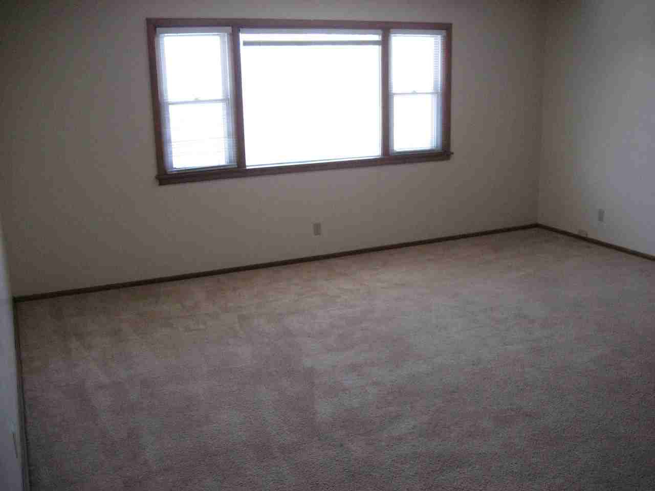 Mayfair Manor - Photo 3 of 6