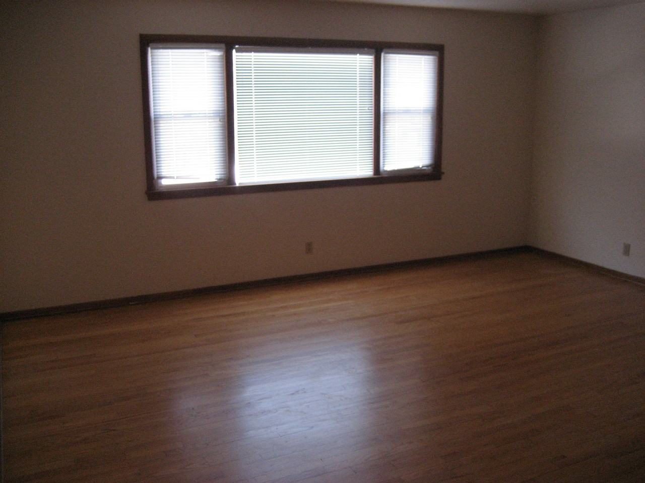 Mayfair Manor - Photo 4 of 6