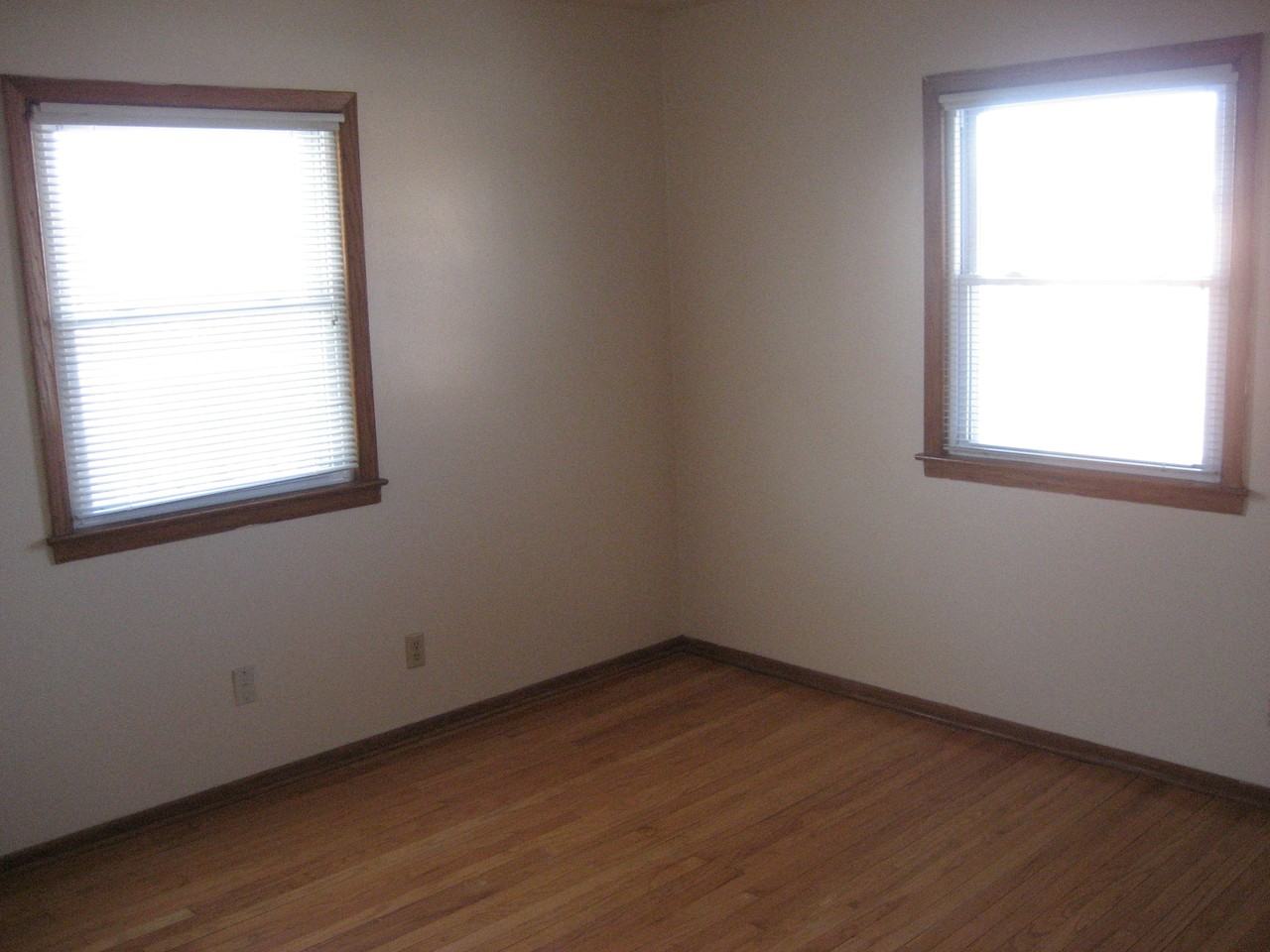 Mayfair Manor - Photo 5 of 6