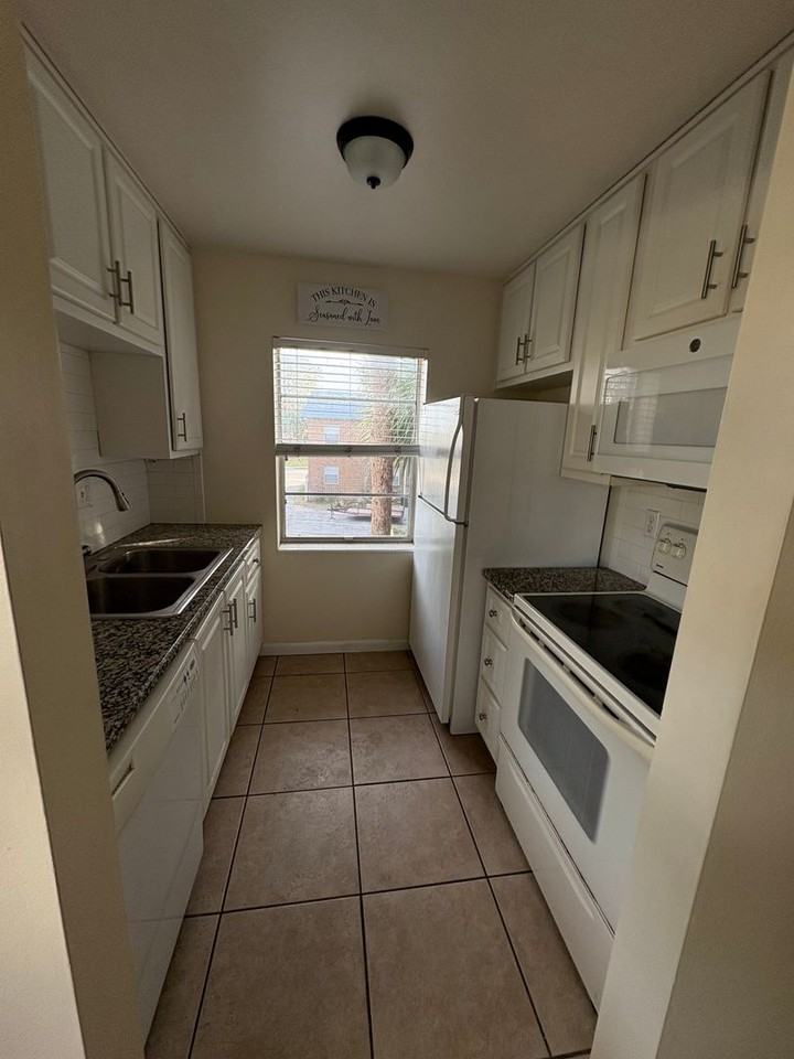 623 N Bay St #11 - Photo 2 of 8