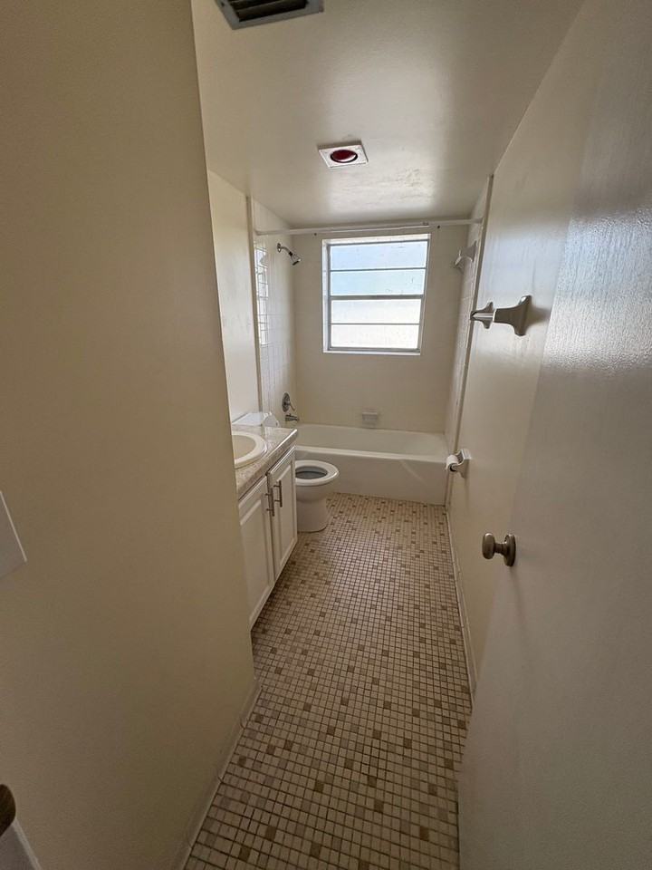 623 N Bay St #11 - Photo 3 of 8