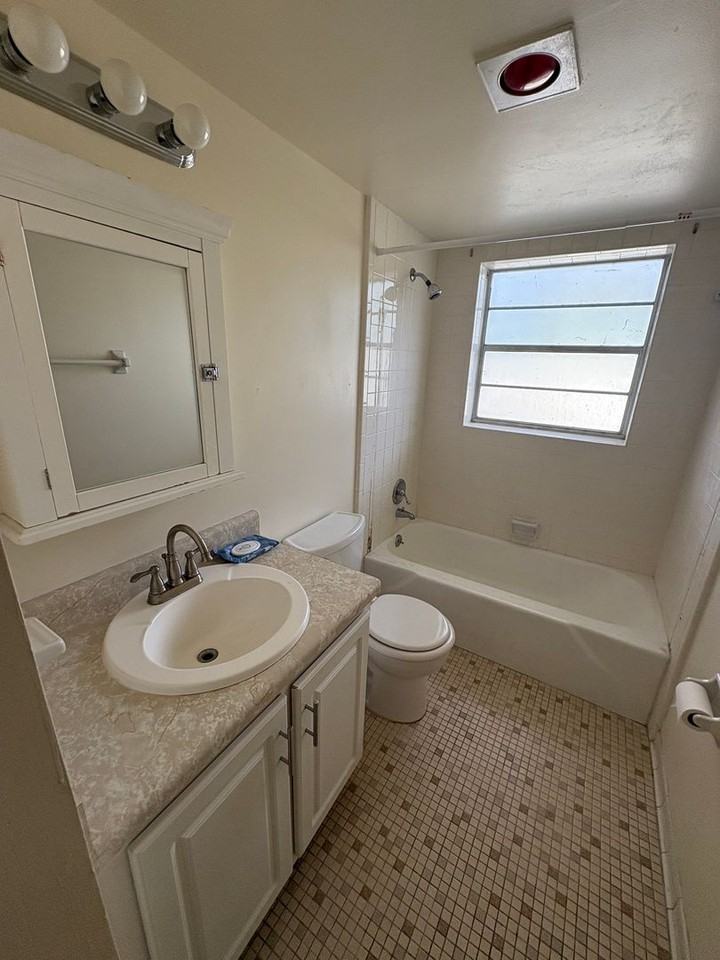 623 N Bay St #11 - Photo 4 of 8