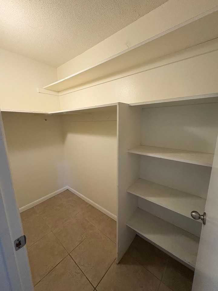 623 N Bay St #11 - Photo 5 of 8