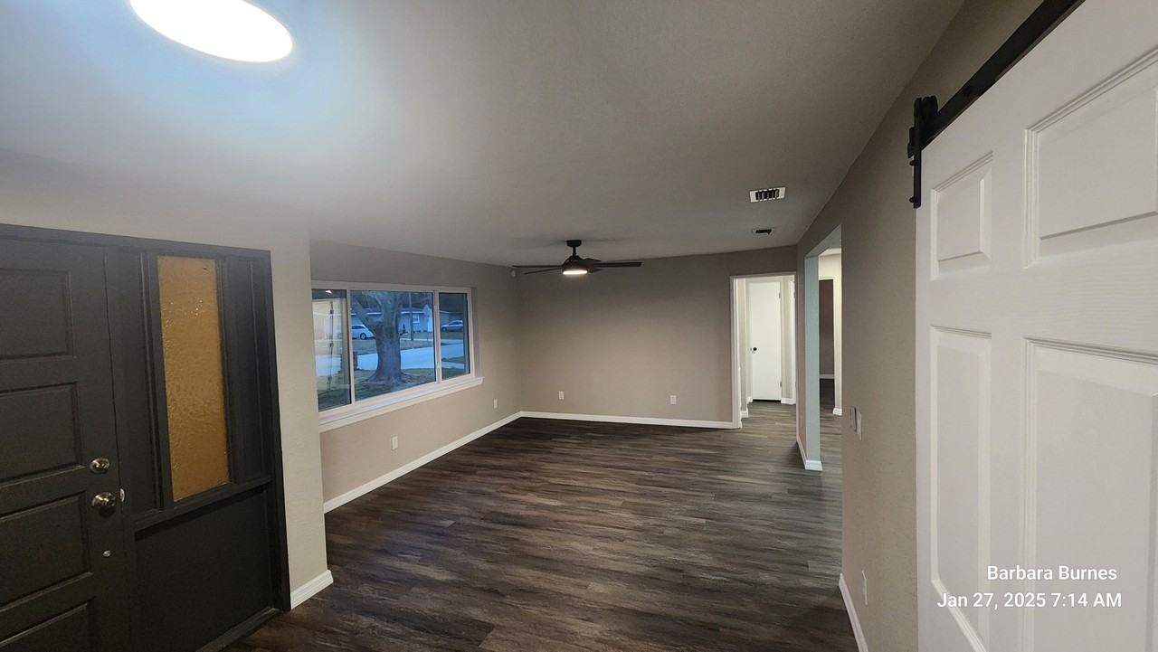 728 Essex Rd - Photo 4 of 13