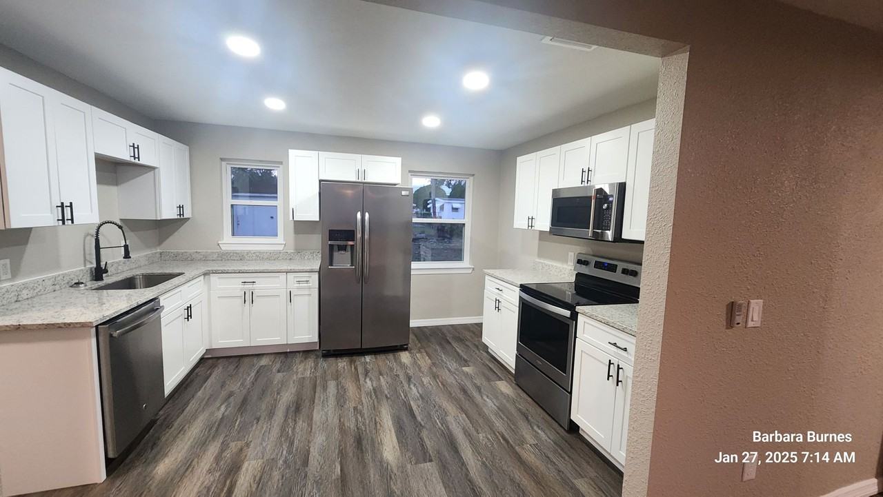 728 Essex Rd - Photo 6 of 13