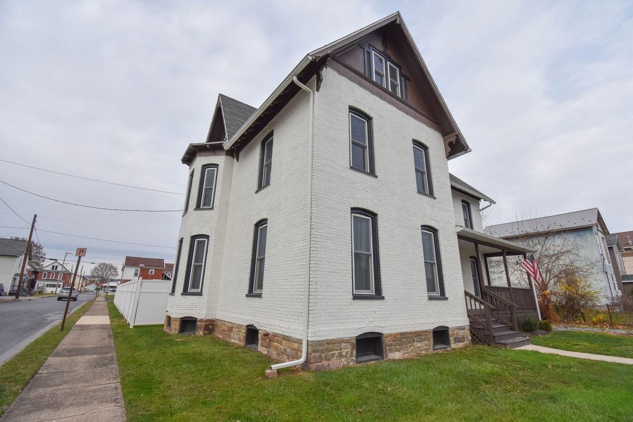 23 W Clinton St - Photo 2 of 50