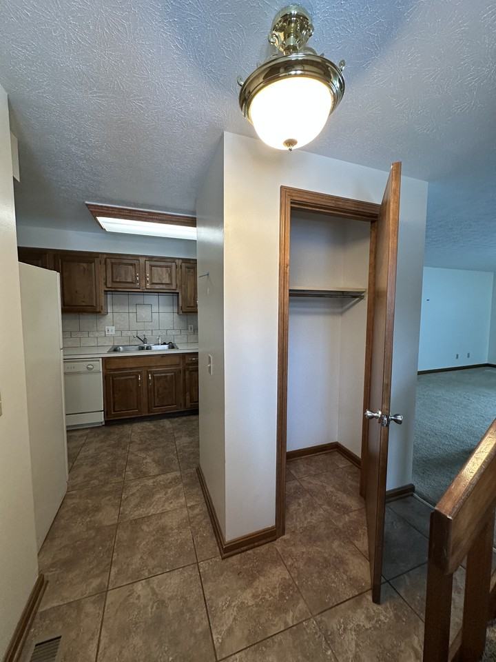 1934 Tennyson Ave Ne #0 - Photo 3 of 18