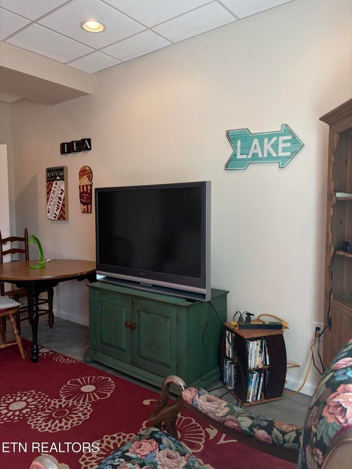 426 Lakecrest Dr - Photo 5 of 10