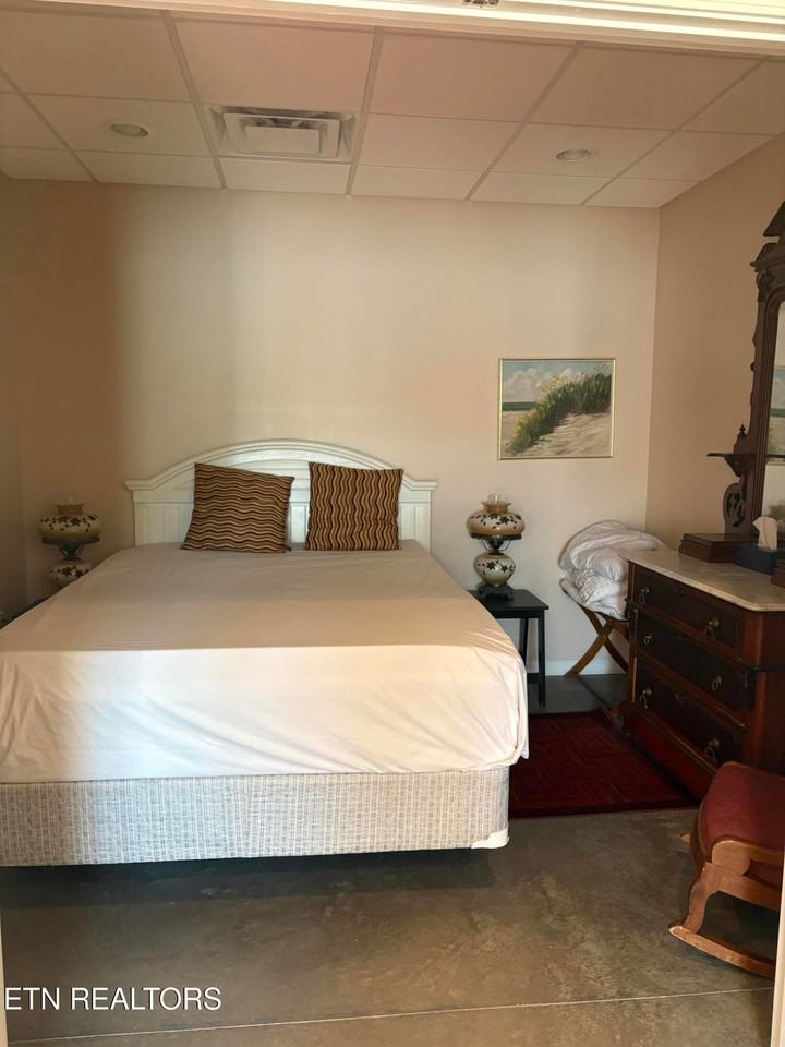 426 Lakecrest Dr - Photo 6 of 10