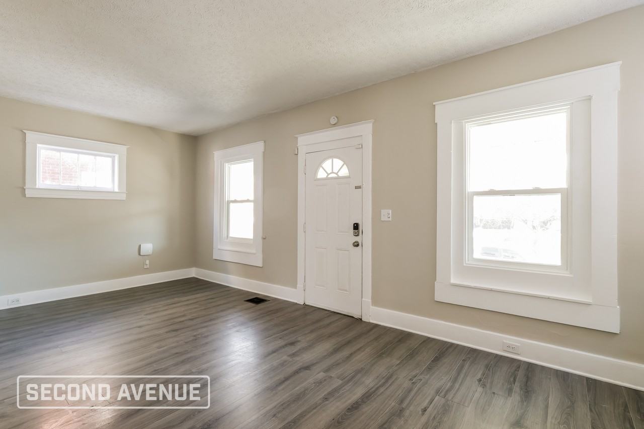 646 S 43rd St - Photo 4 of 29