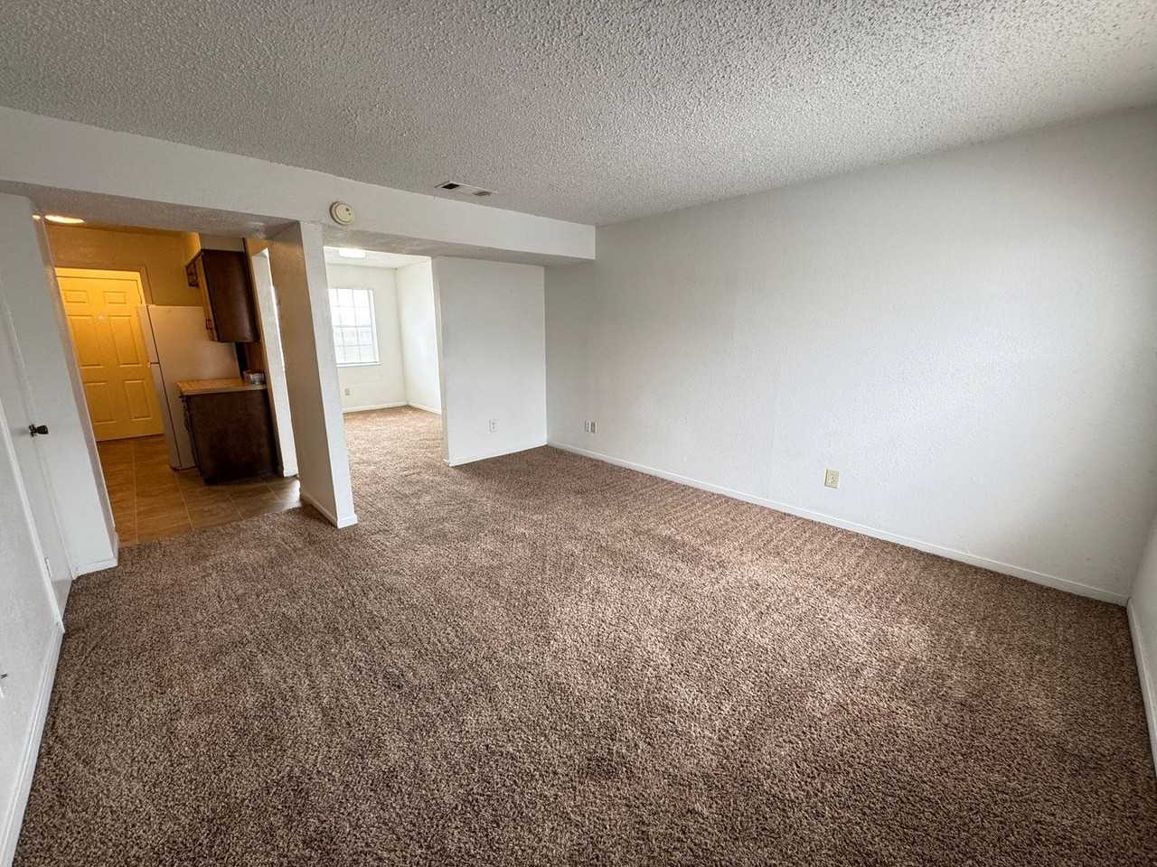 1006 Eastside Dr - Photo 5 of 33