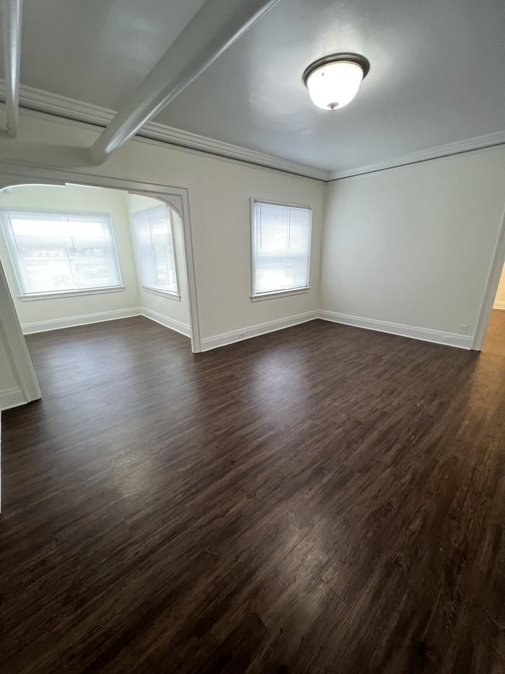 Elwood - Photo 3 of 9