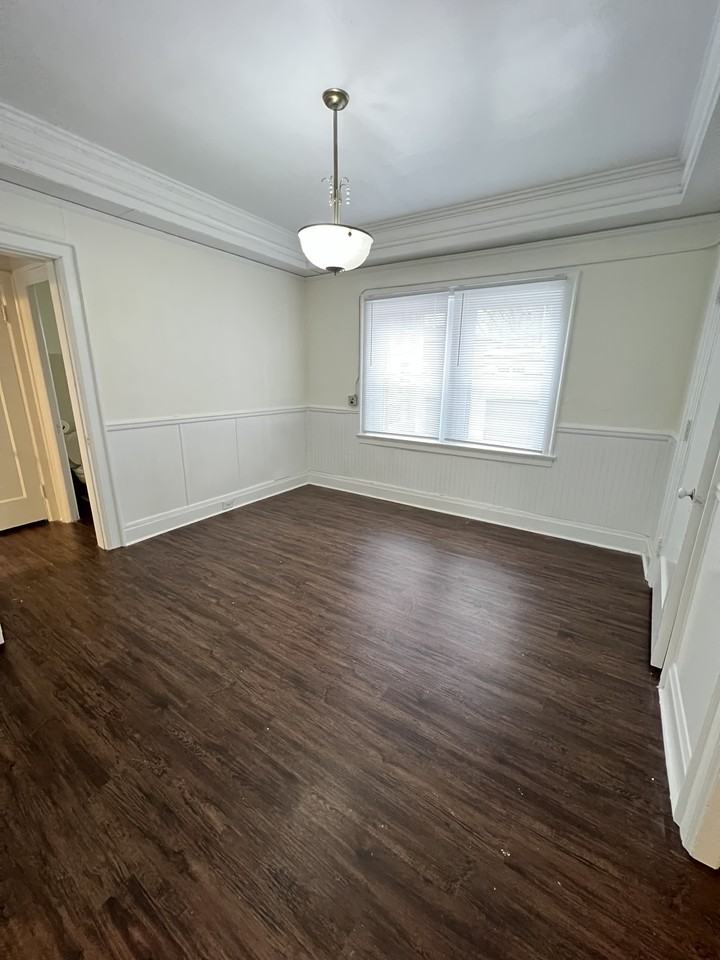 Elwood - Photo 2 of 9