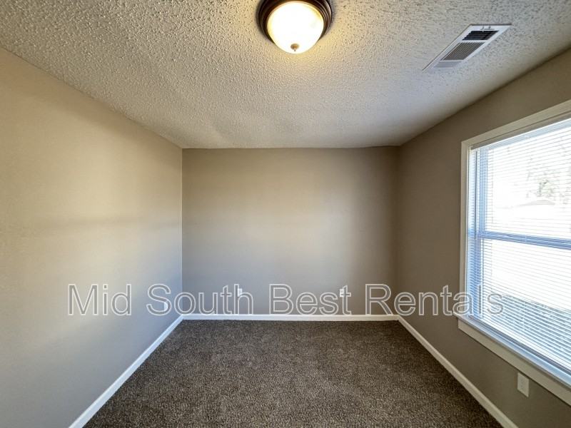 607 Pollock St - Photo 4 of 13