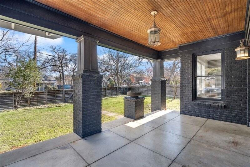 1107 E 32nd St - Photo 2 of 28