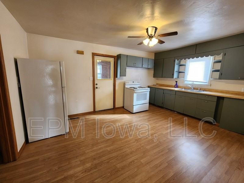 408 3rd Ave Se - Photo 3 of 17