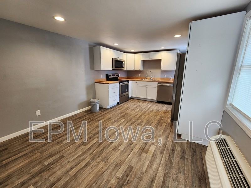 609 1st St W #E - Photo 2 of 13