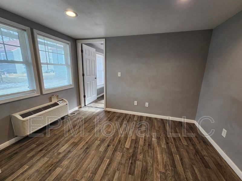 609 1st St W #E - Photo 6 of 13