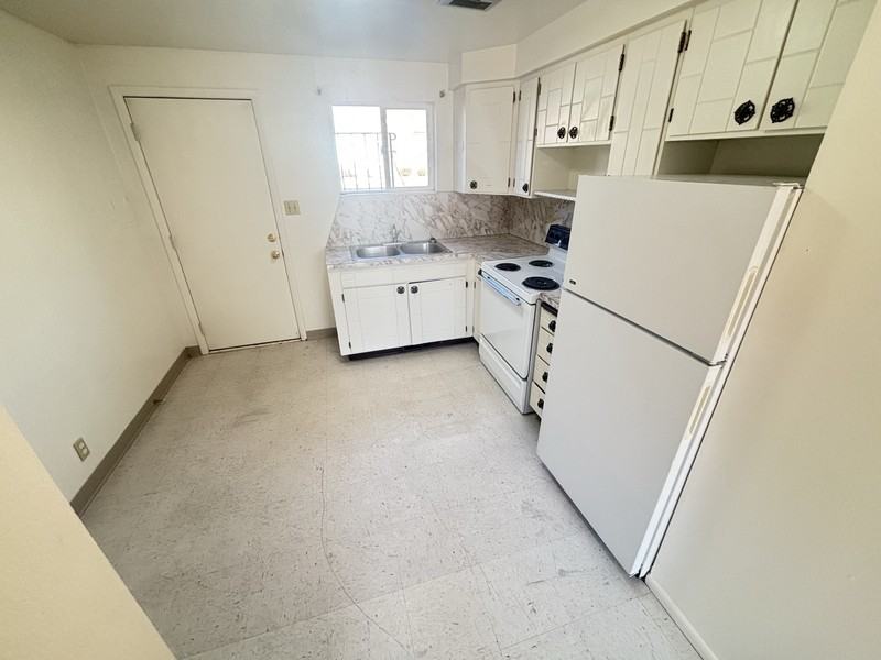 1125 E St - Photo 5 of 16