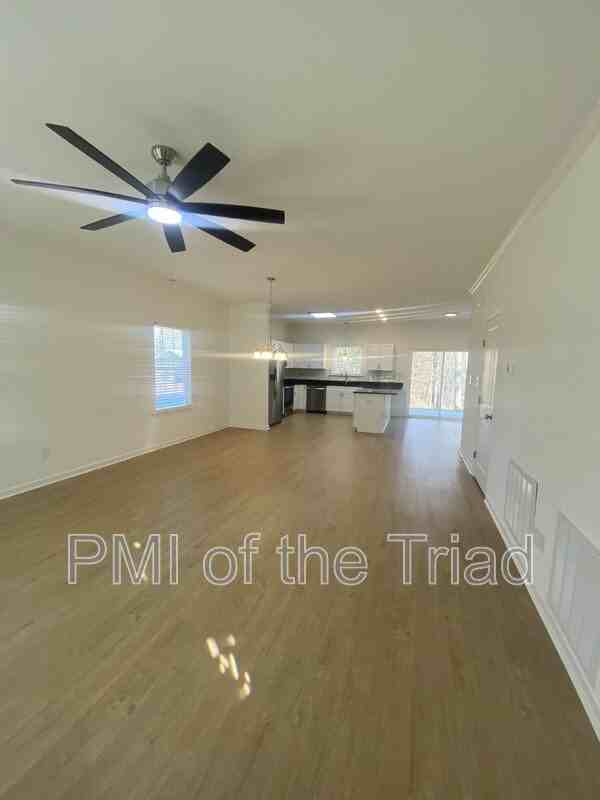 1024 Somerset Dr - Photo 2 of 18