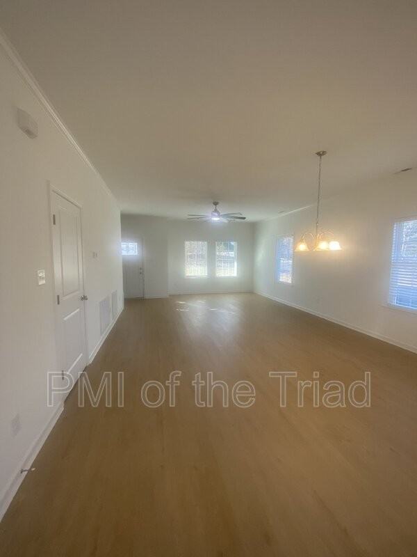 1024 Somerset Dr - Photo 3 of 18