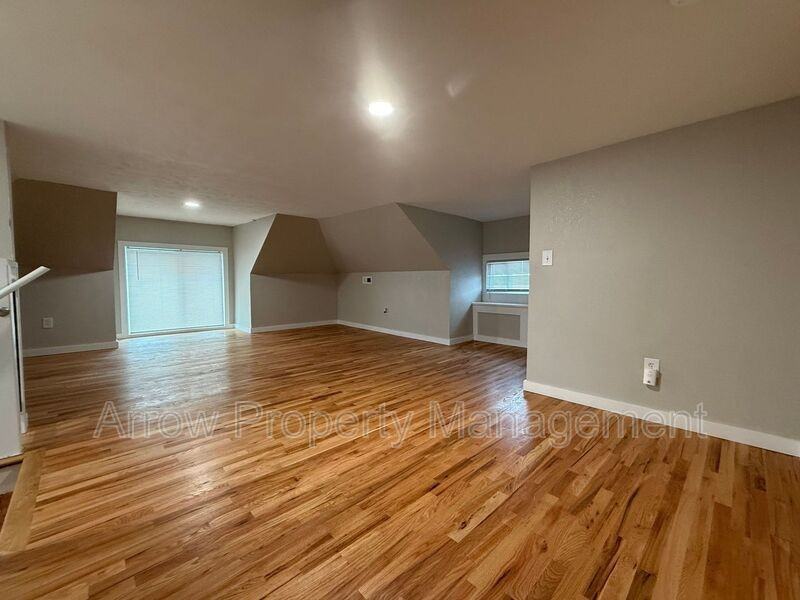 130 N 27th St #2 - Photo 3 of 8