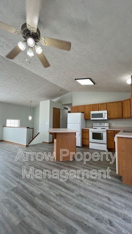 338 W Irving St - Photo 2 of 24