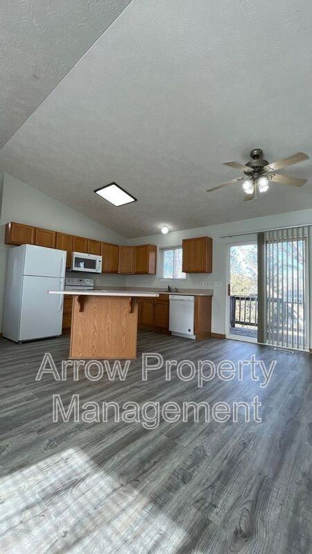 338 W Irving St - Photo 3 of 24