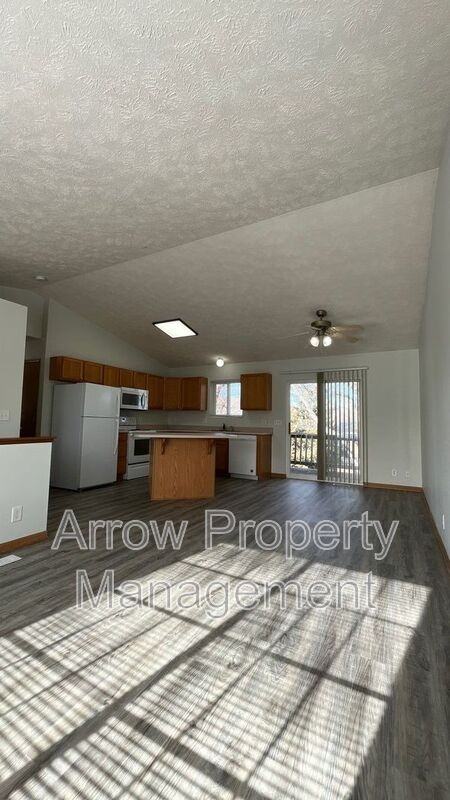 338 W Irving St - Photo 5 of 24