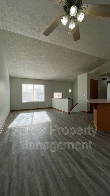 338 W Irving St - Photo 6 of 24