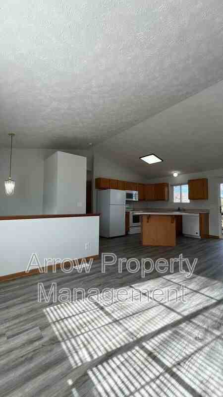 338 W Irving St - Photo 7 of 24