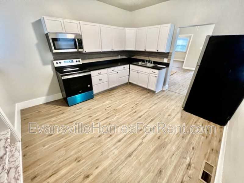 2812 B St - Photo 2 of 9