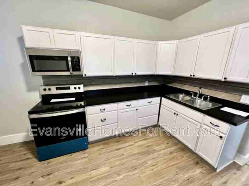 2812 B St - Photo 3 of 9