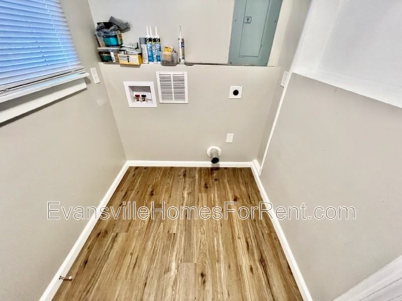 2812 B St - Photo 4 of 9