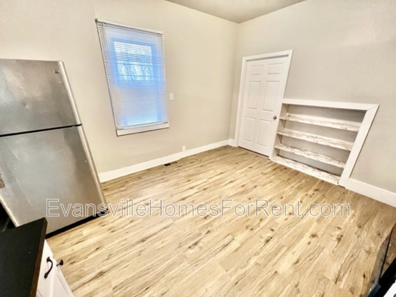 2812 B St - Photo 5 of 9
