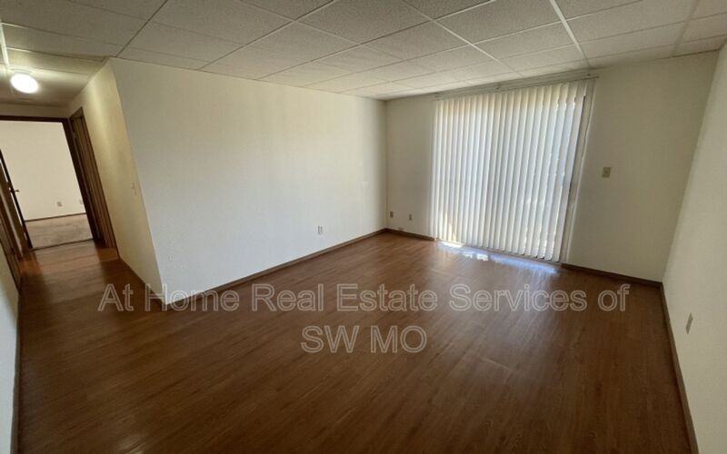 701 E Bain St - Photo 3 of 8