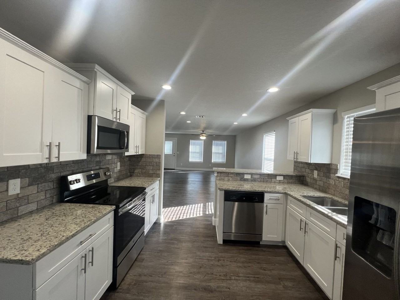 1827 Pennsylvania Ave - Photo 4 of 15