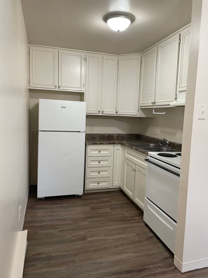 1471 E Market St #D - Photo 2 of 8