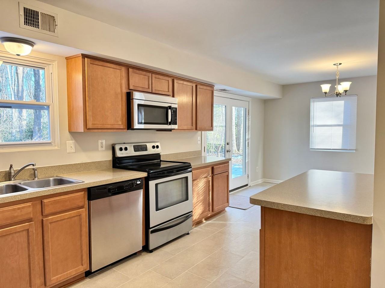 4 Saint James Ct - Photo 2 of 24