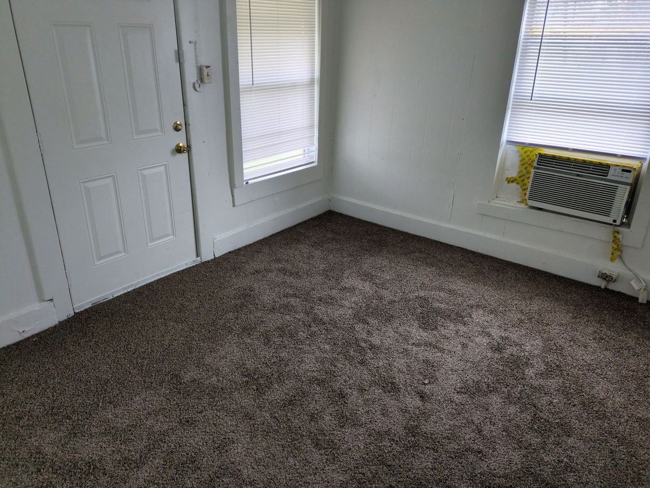 860 Peach St - Photo 3 of 8