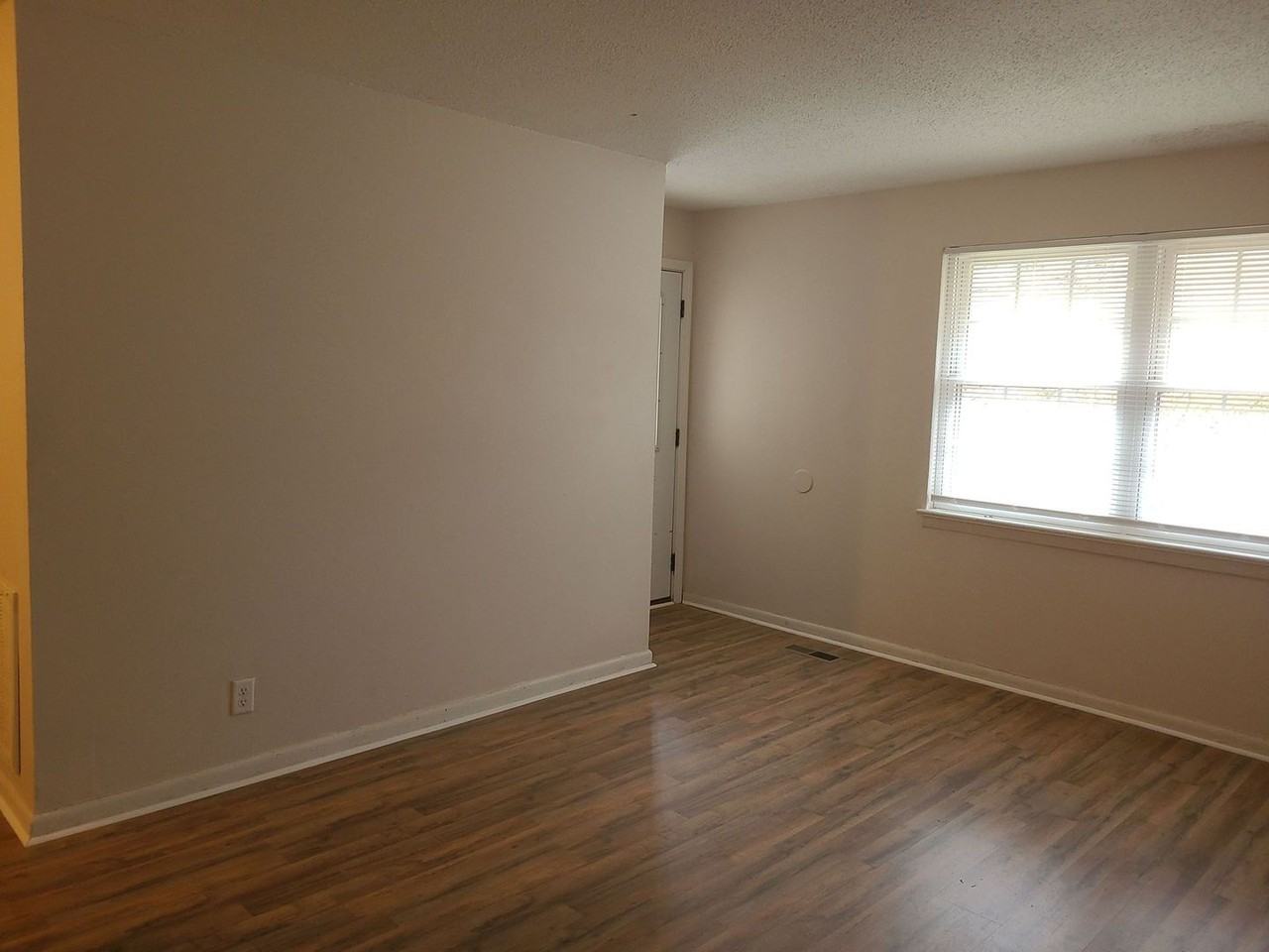 925 Ely Rd - Photo 3 of 11