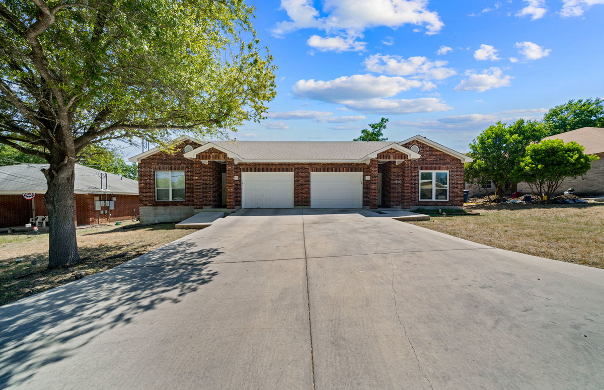 521 Clearfield Dr - Photo 2 of 17