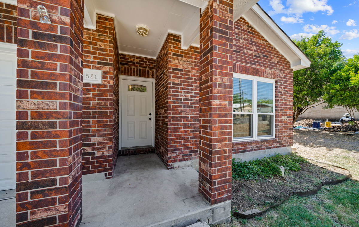 521 Clearfield Dr - Photo 3 of 17