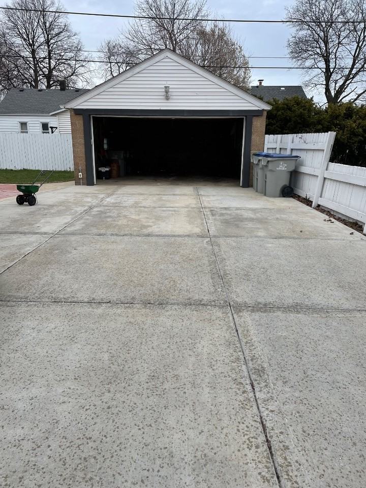 324 East Oklahoma Avenue - Photo 2 of 3