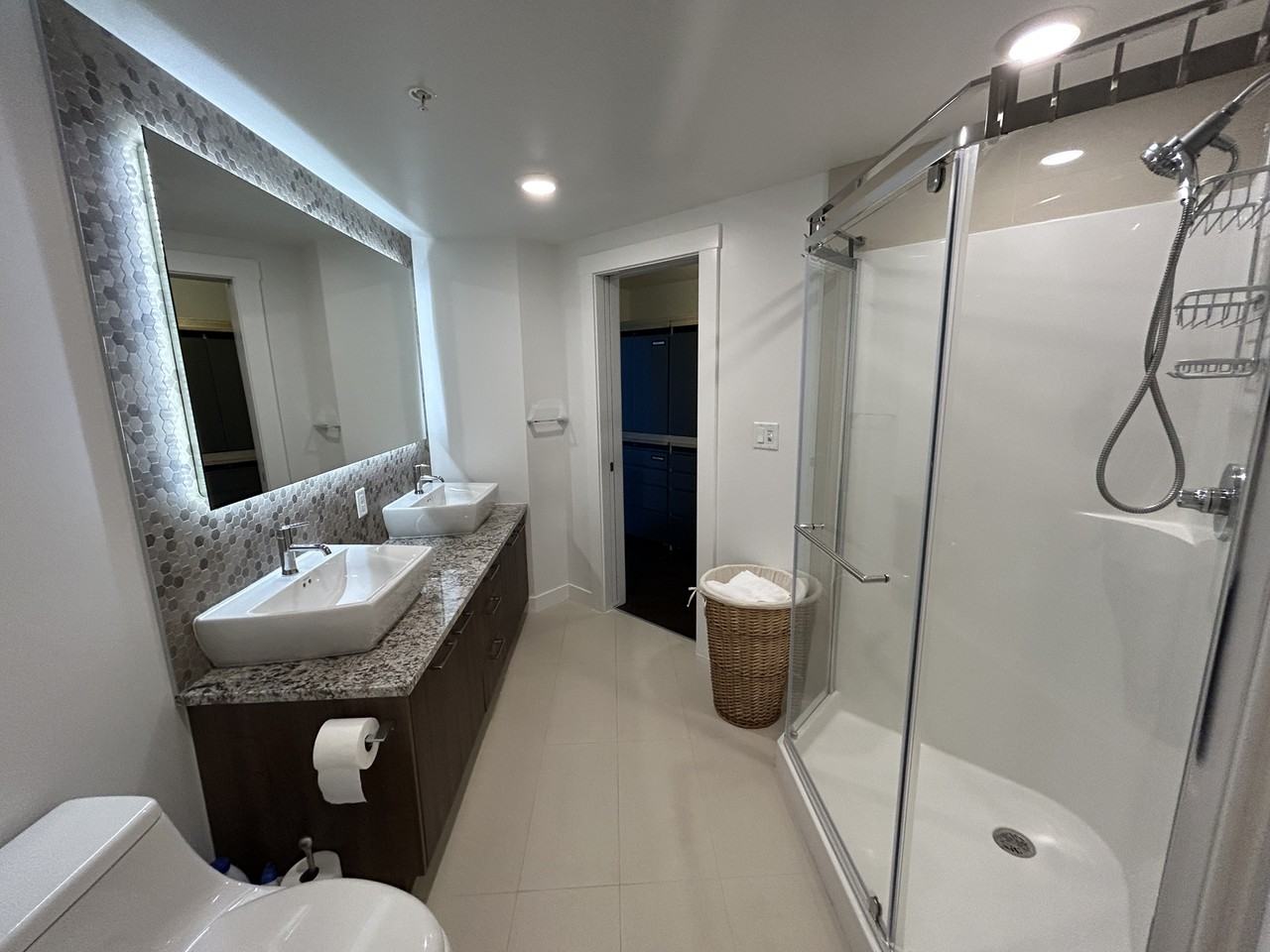 Beautiful Cozy 2 Bed +Den 2 Bath Condo with Amazing View!! Underground Parking!! - Photo 2 of 50