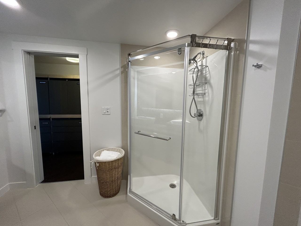 Beautiful Cozy 2 Bed +Den 2 Bath Condo with Amazing View!! Underground Parking!! - Photo 3 of 50