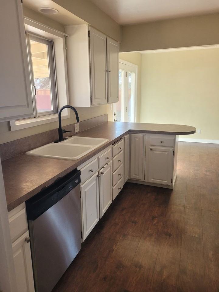 2611 Madison St - Photo 6 of 25