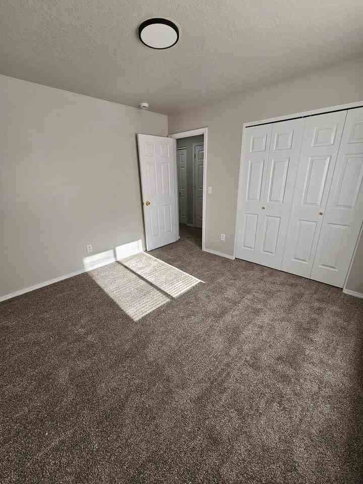 16023 N 19th St - Photo 4 of 8