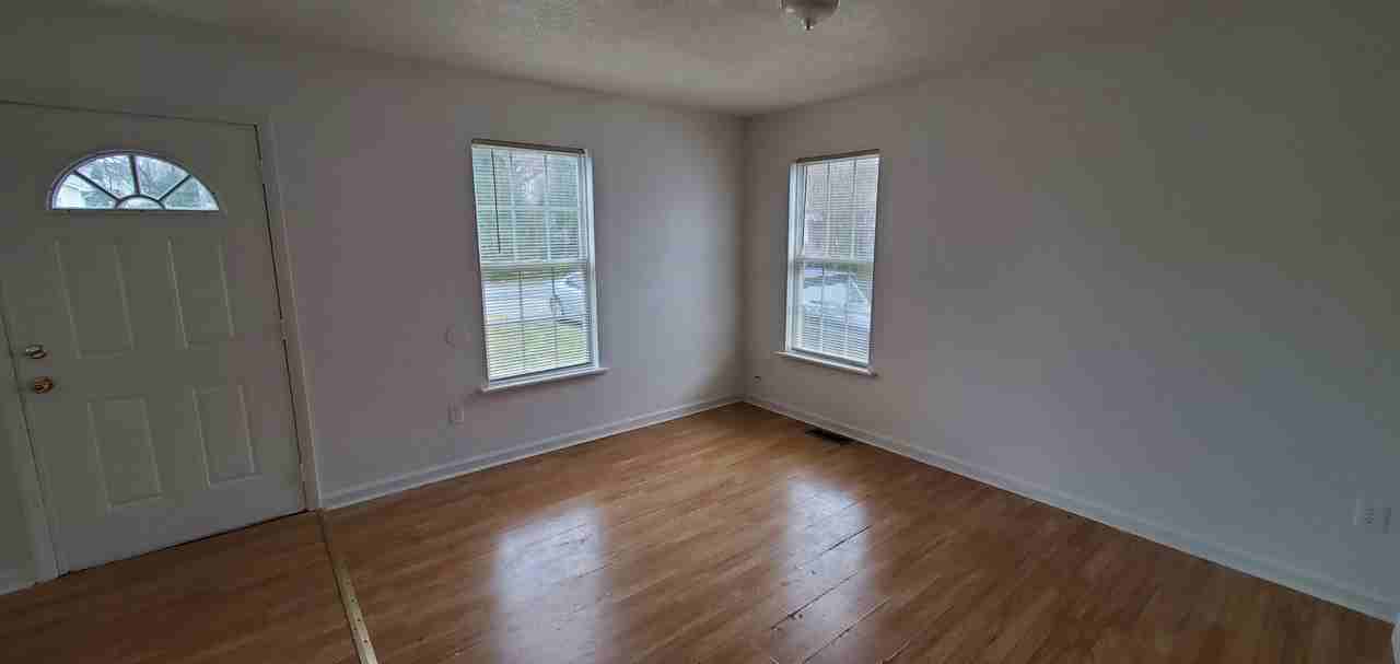 607 Garrett St - Photo 2 of 9