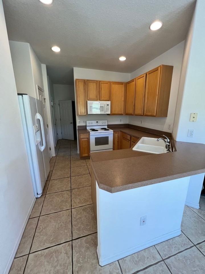 9845 Spring Lake Dr - Photo 3 of 11